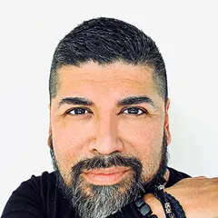 Robert Aganza, stylist at Salon Bravissimo
